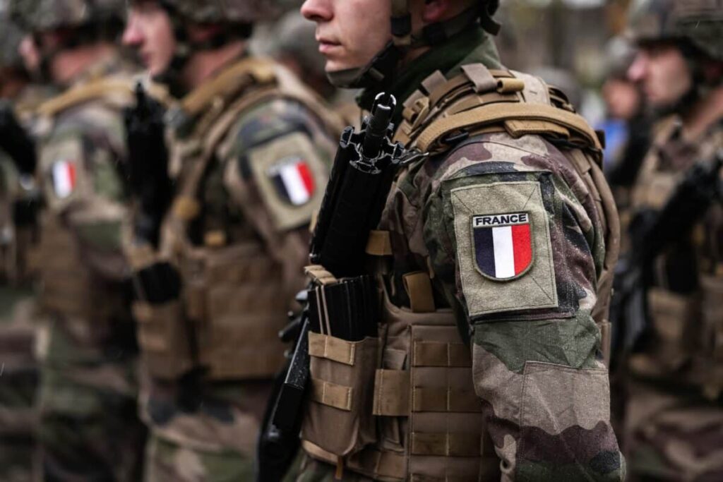 Militaire français en uniforme au garde-à-vous pendant la présentation du Service Militaire Volontaire par Emmanuel Macron.