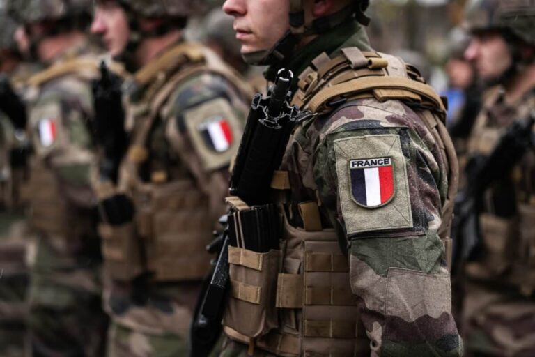 Militaire français en uniforme au garde-à-vous pendant la présentation du Service Militaire Volontaire par Emmanuel Macron.