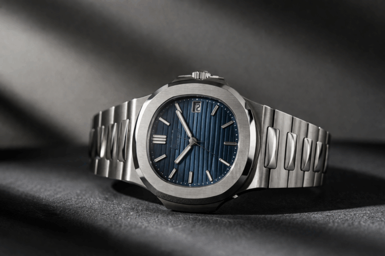 Montre suisse de luxe chronographe acier type Rolex Daytona présentée lors de Watches and Wonders Genève