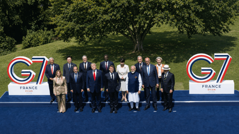 Photo officielle des dirigeants du G7 réunis à Évian en France lors du sommet 2026 consacré à l'économie mondiale, à l'Ukraine, à l'énergie et à l'intelligence artificielle.