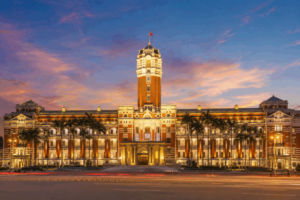 Vue panoramique du bâtiment présidentiel de Taipei à Taïwan illuminé au coucher du soleil, symbole du dynamisme économique et politique de l’île.