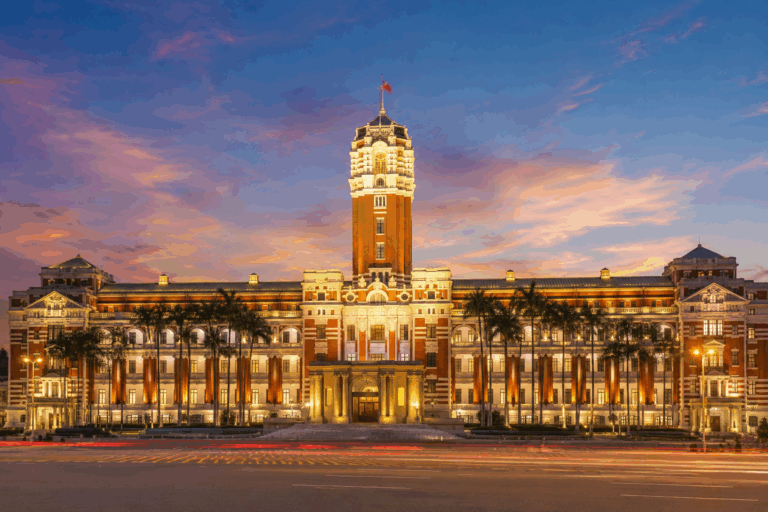Vue panoramique du bâtiment présidentiel de Taipei à Taïwan illuminé au coucher du soleil, symbole du dynamisme économique et politique de l’île.