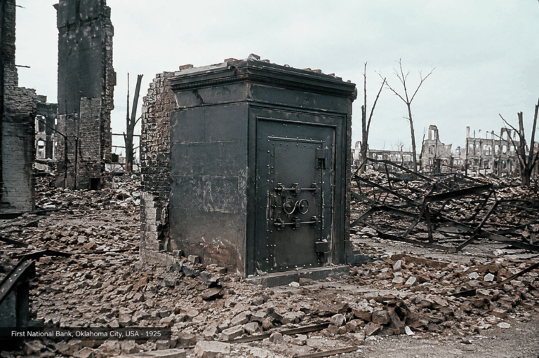 Salle des coffres d'une banque restée intacte au milieu des ruines après une catastrophe, illustrant la résistance des chambres fortes face aux tempêtes, incendies et conflits.