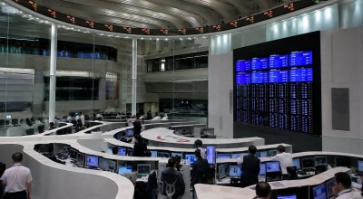 Salle des marchés japonaise avec traders et écrans financiers, symbole de la dynamique boursière et de l’investissement au Japon