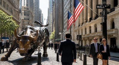 Statue du taureau de Wall Street avec des traders en costume dans le quartier financier de New York sous un ciel ensoleillé