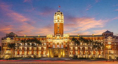 Vue panoramique du bâtiment présidentiel de Taipei à Taïwan illuminé au coucher du soleil, symbole du dynamisme économique et politique de l’île.